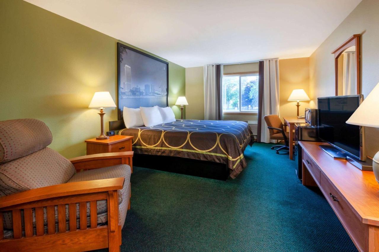 Super 8 By Wyndham Berlin Wi Hotel Exterior photo