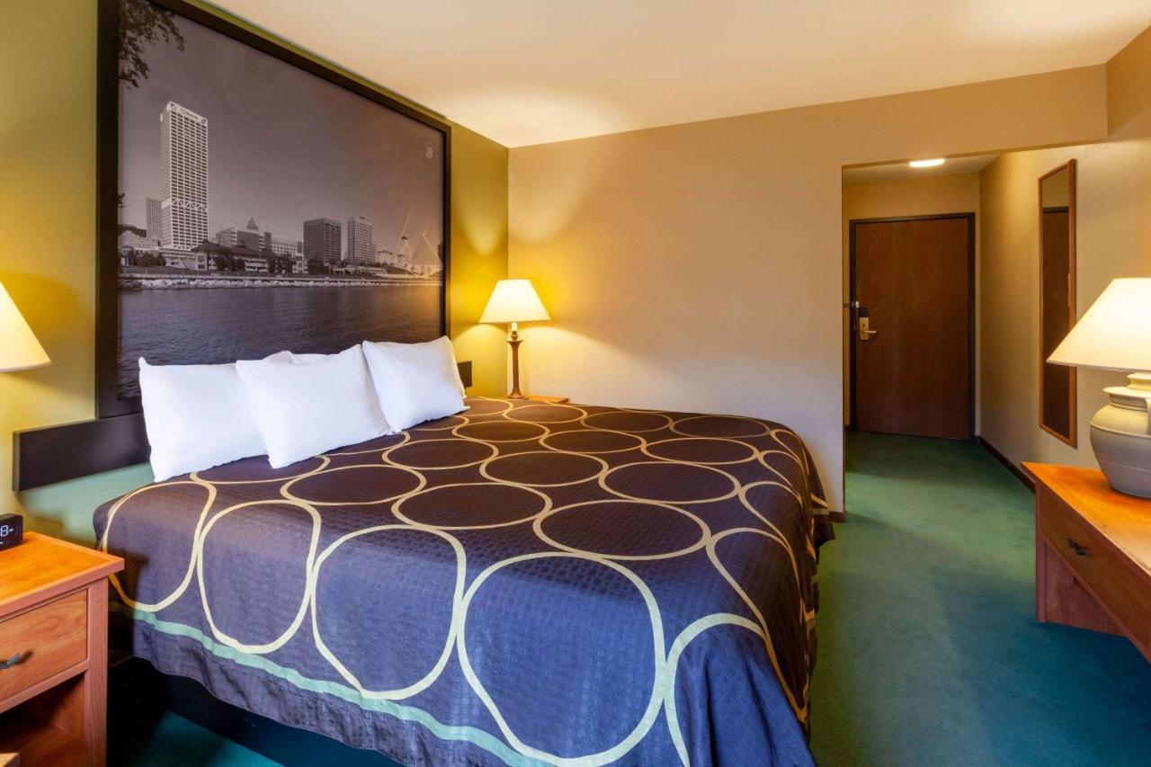 Super 8 By Wyndham Berlin Wi Hotel Exterior photo