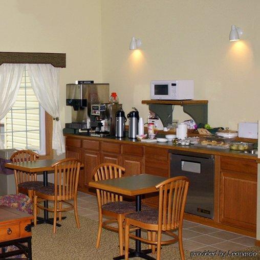 Super 8 By Wyndham Berlin Wi Hotel Restaurant photo